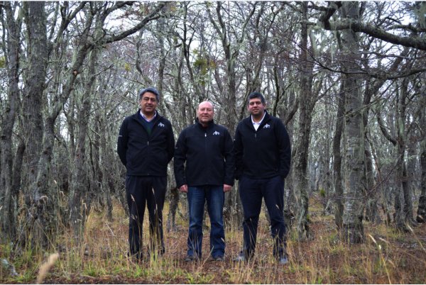 "Nuestra fábrica está ubicada al lado del Estrecho de Magallanes", dicen estos socios.