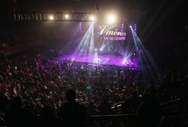 Más de tres mil personas repletaron el Caupolicán para el gran bingo/show.