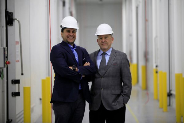 Luis Castro y su hijo Pablo en las instalaciones de su último proyecto, un frigorífico.