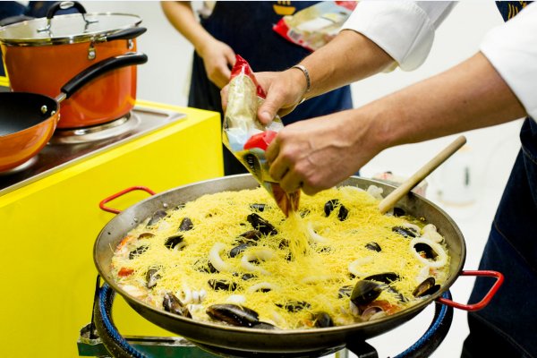 Von Mühlenbrock cocinando las pastas.