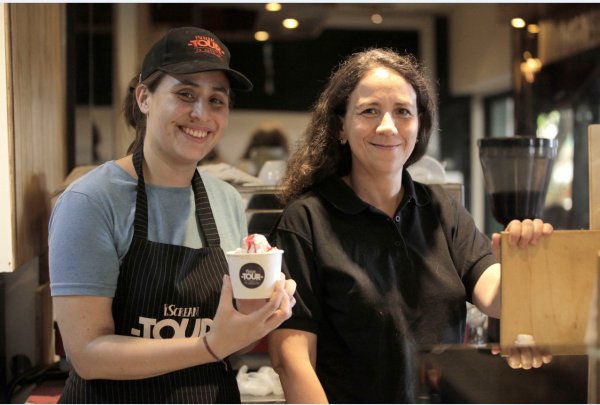 Jessica y Francisca cuentan que cada cliente elige los ingredientes que desee para su helado.