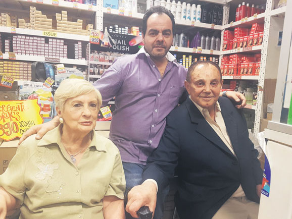 Sohel Nazar, junto a su madre Julia y su padre Roberto.