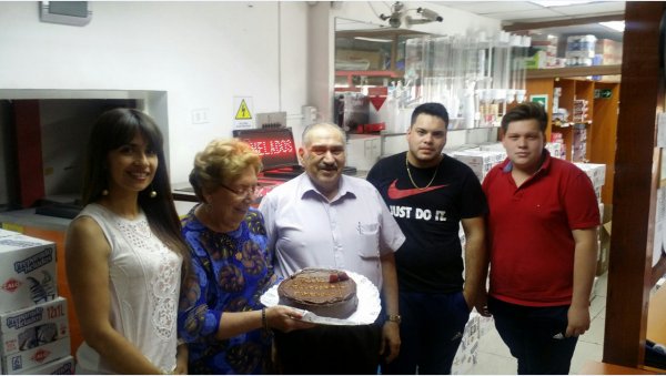 La ejecutiva de LUN junto a la parte de la familia Arévalo, en la celebración de sus 20 años.