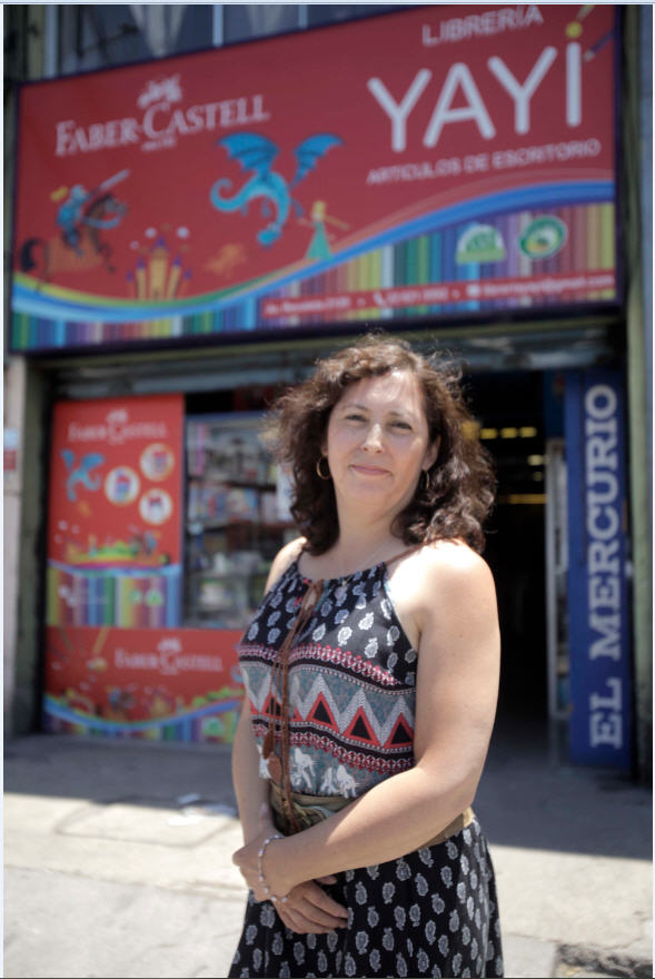 Pamela Morán dice que juguetes como baldes y
paletas de playa atraen clientela a su librería.