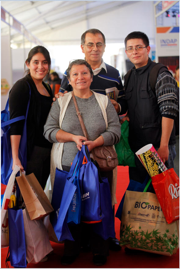 María Pacheco y su familia tienen un almacén en Maipú.