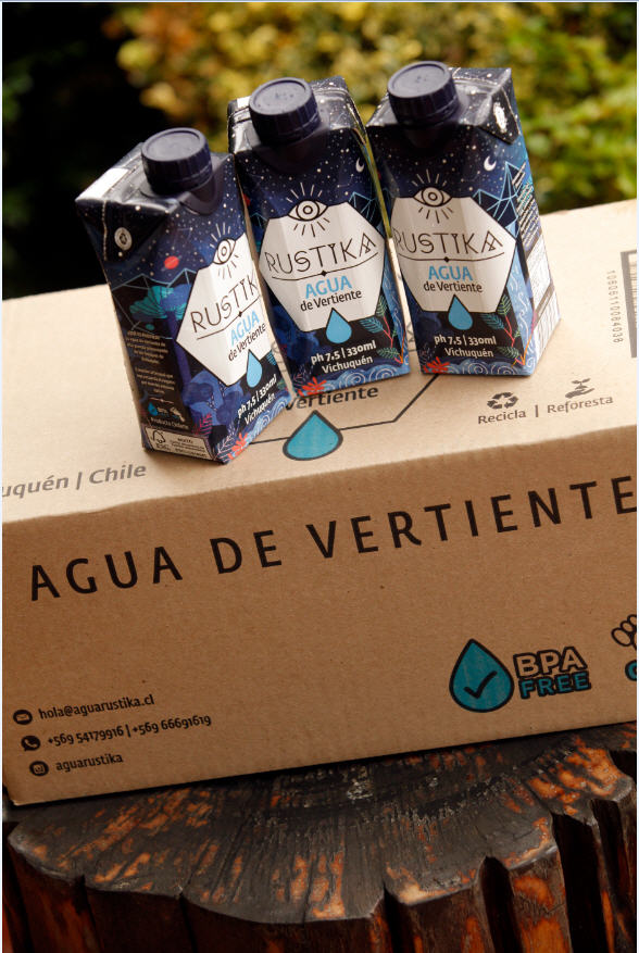 El agua se extrae de una vertiente en Vichuquén.