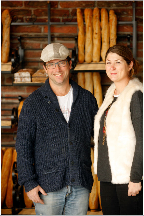 Veronique de Laforcade y su marido Pierre Picou en su local de Chicureo.