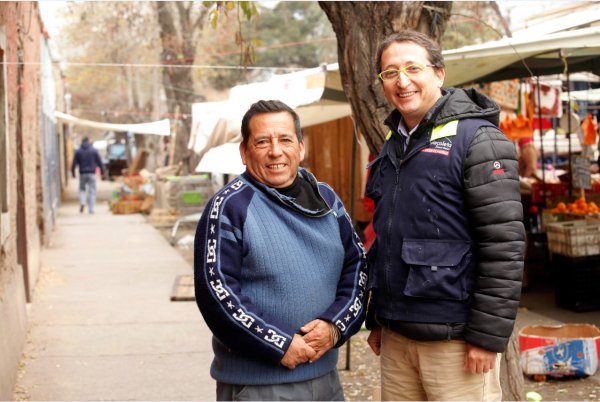 Emilio García junto a Francisco Moscoso en la feria Víctor Cuccuini.