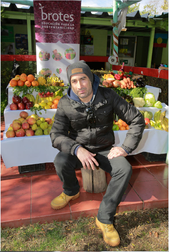 Acercar a los niños a productos como frutas y verduras es vital para crear hábitos saludables. Pedro Cabrera