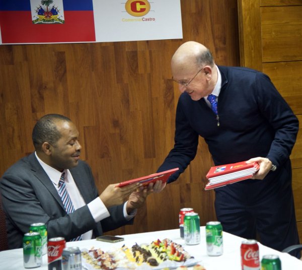 Luis Castro, dueño de Comercial Castro, estuvo presente en la entrega de diplomas por el curso de capacitación realizado a trabajadores haitianos.