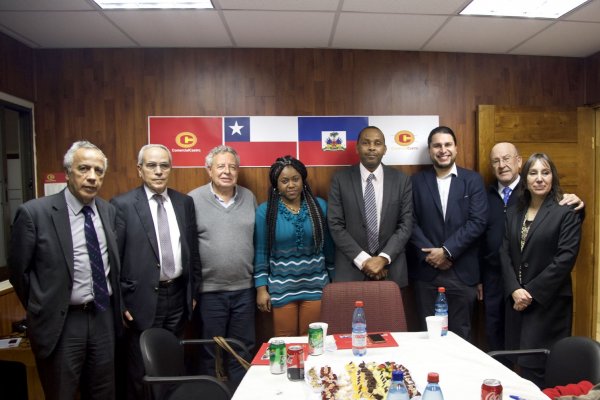 La plana mayor de Comercial Castro, junto al embajador de Haití y el ministro consejero de la embajada de Marruecos.