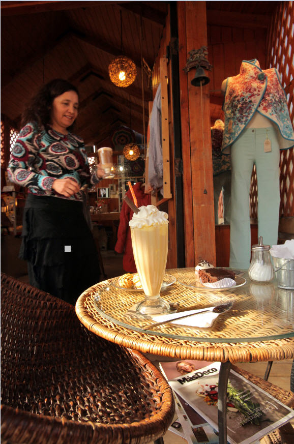 La cafetería es una buena pausa para los  clientes que vitrinean en el local.