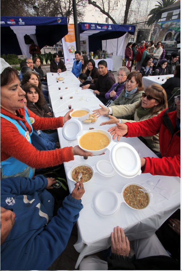 La gente aceptó encantada la invitación de los feriantes.