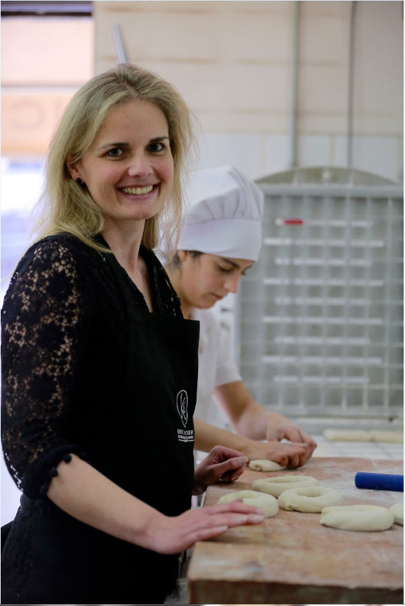 Julie Fouard en la zona donde preparan las baguettes y otros panes con levadura natural.