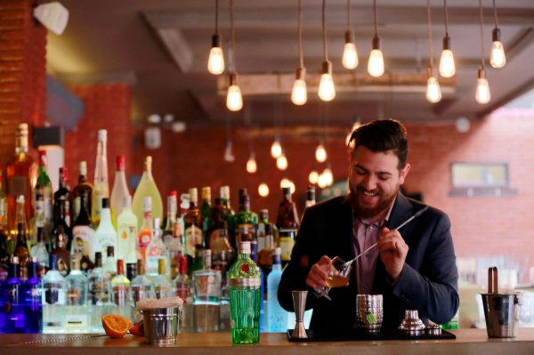 El cambio más trascendental ha surgido en torno a la imagen del bartender. Rodrigo Otaiza