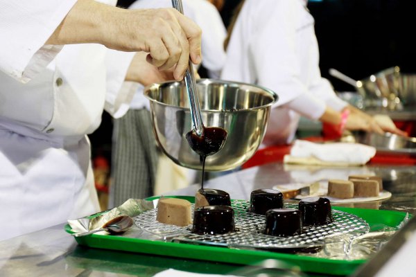 Los cursos van desde el nivel básico al experto, enseñando diferentes técnicas para la preparación de masas dulces, chocolates, tortas, y cupcake, entre otras.