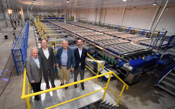 Andrés Fuenzalida recibió al ministro Carlos Furche y otras autoridades en la nueva planta.