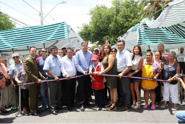 El alcalde Codina junto con autoridades comunales y los feriantes de Puente Alto.