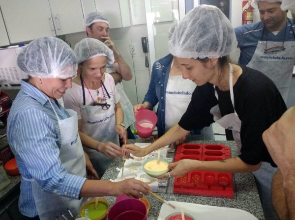 Los alumnos aprenden en clases una serie de recetas.