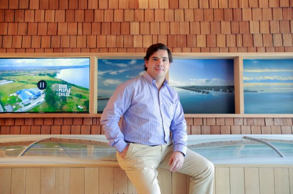 "Toda nuestra producción se obtiene del mar interior de la zona de Chiloé", explica Claudio Navarrete.