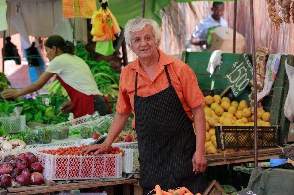 Un consejo sencillo de Flores: siga comprándole al casero de toda la vida.