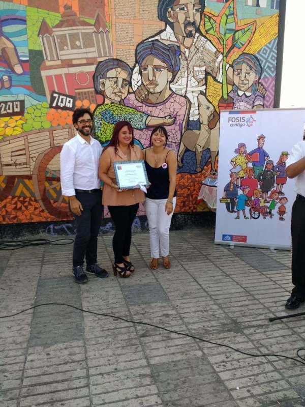 Fares Jadue, director de Dideco; Andrea Contreras, presidenta de la agrupación Pérgola Dorsal, y Alejandra Jaures, directora del Fosis.