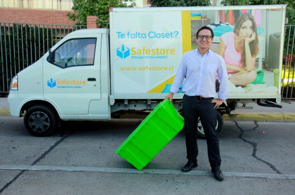 Tenemos cajas de 100 litros para que la gente guarde en ellas todo lo que desee. Sebastián Miranda