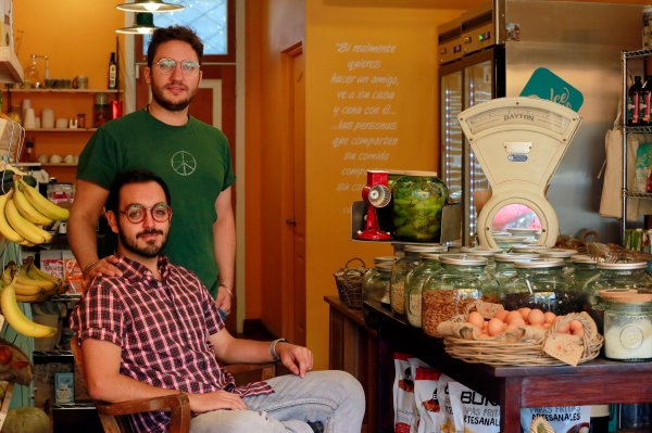"Queremos ser una vitrina para pequeños productores", cuentan Juan Pablo Astorga y Diego Varela.

