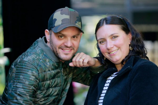 Felipe Marco y Nathalie Curial viajan a la costa al menos dos veces por semana a abastecerse.