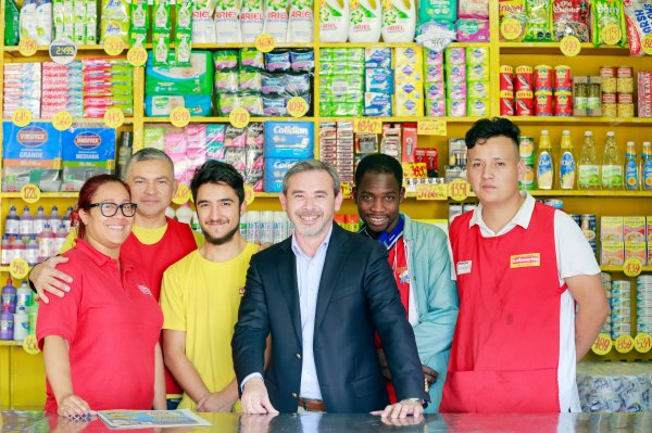 Carlo Palumbo, junto a algunos trabajadores de La Caserita, destaca que el servicio que  intregan es una de sus grandes características.