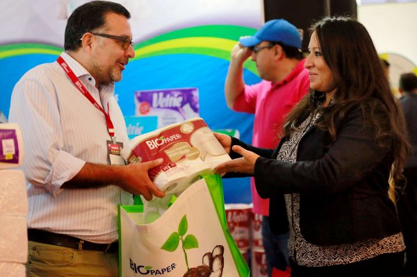 Juan Méndez cuenta que en el stand estuvieron
liquidando los productos de las marcas Biopaper y Veltie.