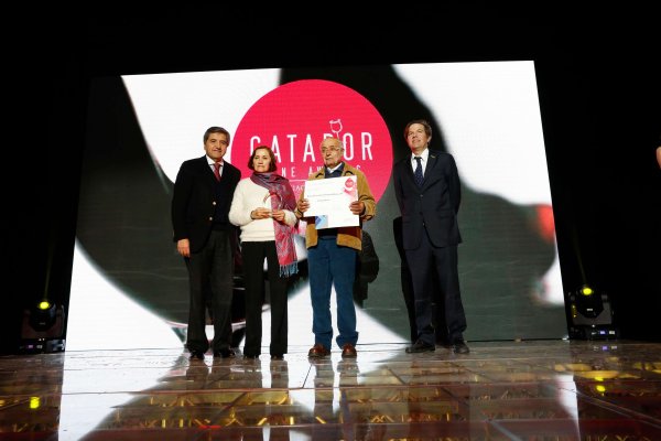 La premiación a María Iris Navarro y Jorge Cubillos.