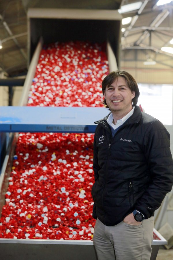 Michel Compagnon en el área de conversión de los empaques.