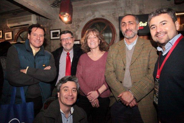 Gastón Larrondo, Juan Benghi, Claudia Gelman, Jorge Adasme y Claudio Palacios (agachado) de Las Últimas Noticias, y José Luis Piérola, gerente comercial de La Oferta.