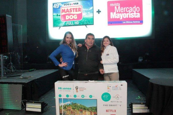 Francisco Flores González se llevó el televisor de 49" full HD.