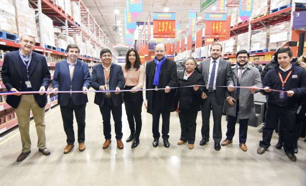 Ejecutivos de la empresa Walmart y autoridades, presididas por el ministro Moreno, en la inauguración en La Pintana.