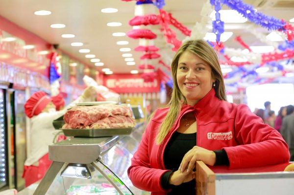 La gerenta comercial es Catherine Escobar.