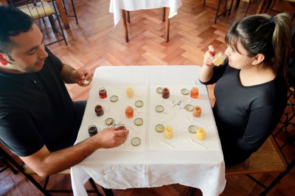 Chef, bartenders y público en general participa de las catas de miel.