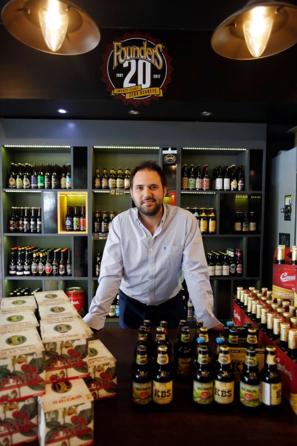 "Aquí piden por igual cervezas nacionales e importadas", dice Schnake.