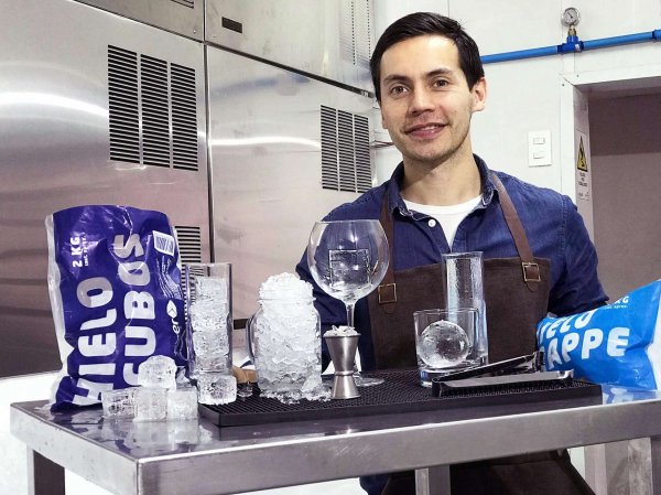 Un hielo es puro cuando es transparente. Si es blanco, quiere decir que ha sido hecho con agua dura. Cristián Bustamante Hielo Kolder 
