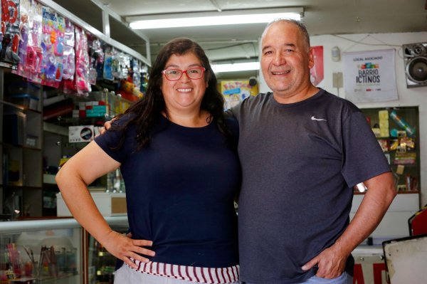 Susana Arriaza y Avelino Reyes ahora tienen más dinero para comprar mercadería.