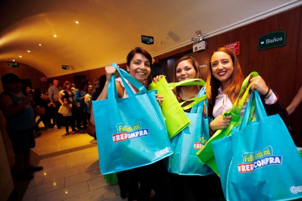 Los comerciantes disfrutaron de un gran show y también aprovecharon de llevar productos para sus negocios.