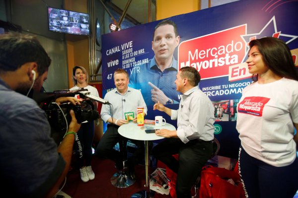 Mercado Mayorista TV montó un pequeño estudio a la entrada del Caupolicán para entrevistar a sus principales protagonistas.