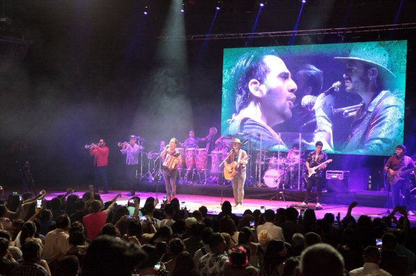 La noche terminó con la presentación de Los Vásquez, uno de los grupos más populares de nuestro país. 
