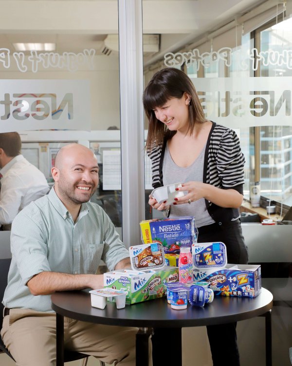 Andrea Hermansen y Francisco Espinoza, de Sigue en página 12 Nestlé.