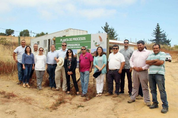 Los protagonistas en las afueras de la planta procesadora de Cooproquinoa.