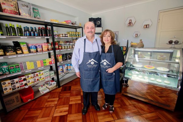 "Los pasteles que hace Bernardita, mi señora, son los productos con mayor demanda", cuenta Tobar.