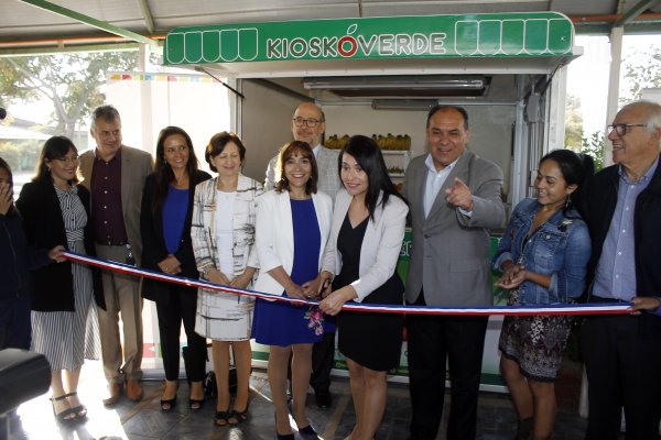 Autoridades comunales y de Lo Valledor en la entrega del Kiosco Verde.