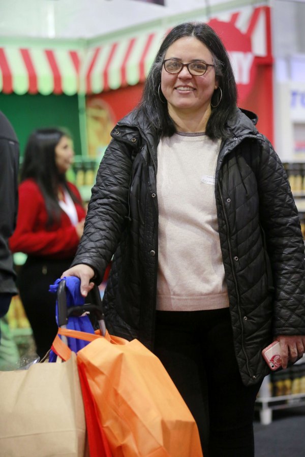 Carola Muñoz vino a buscar nuevos productos para su almacén, que lleva solo seis meses.