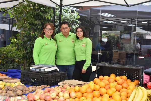 Los feriantes reciben pagos en efectivo y con tarjetas de débito y crédito.